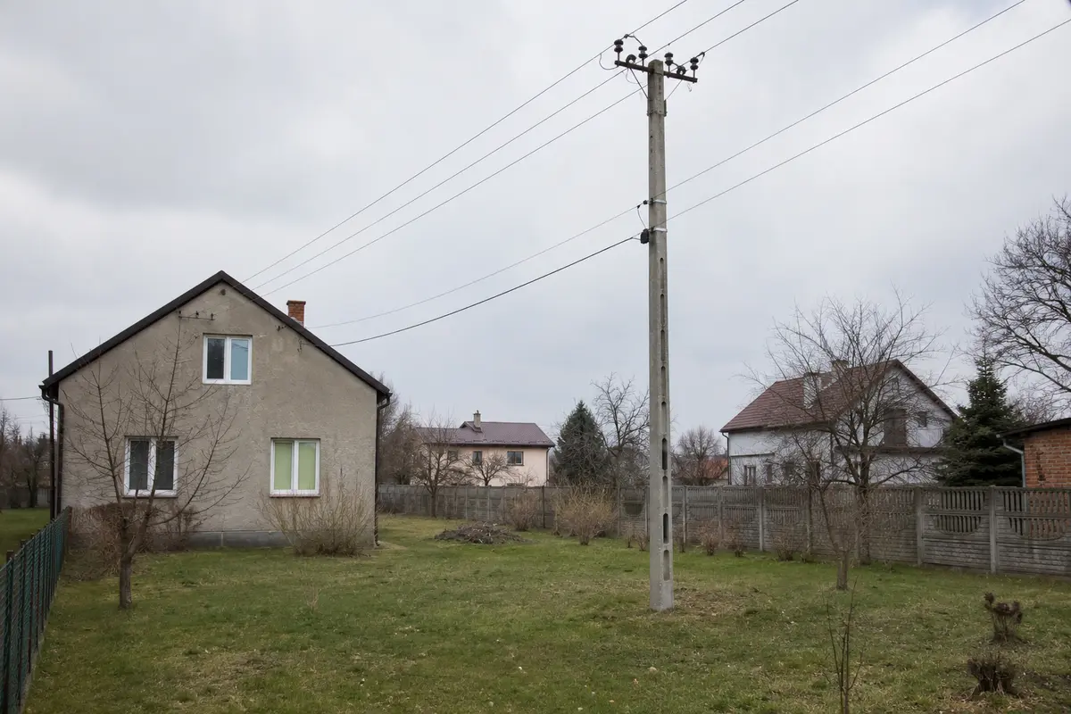 Słup w głębi działki