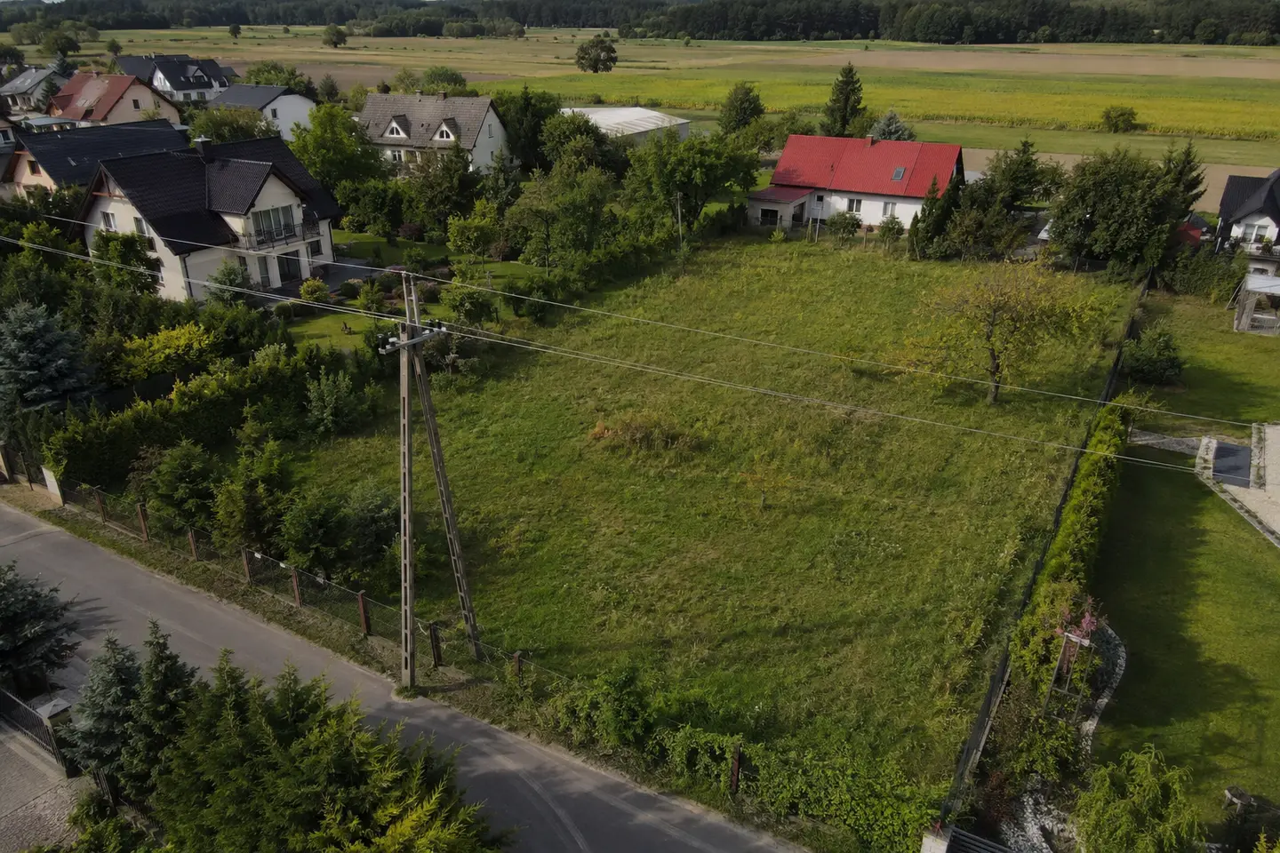 Działka z linią energetyczną widoczna z góry