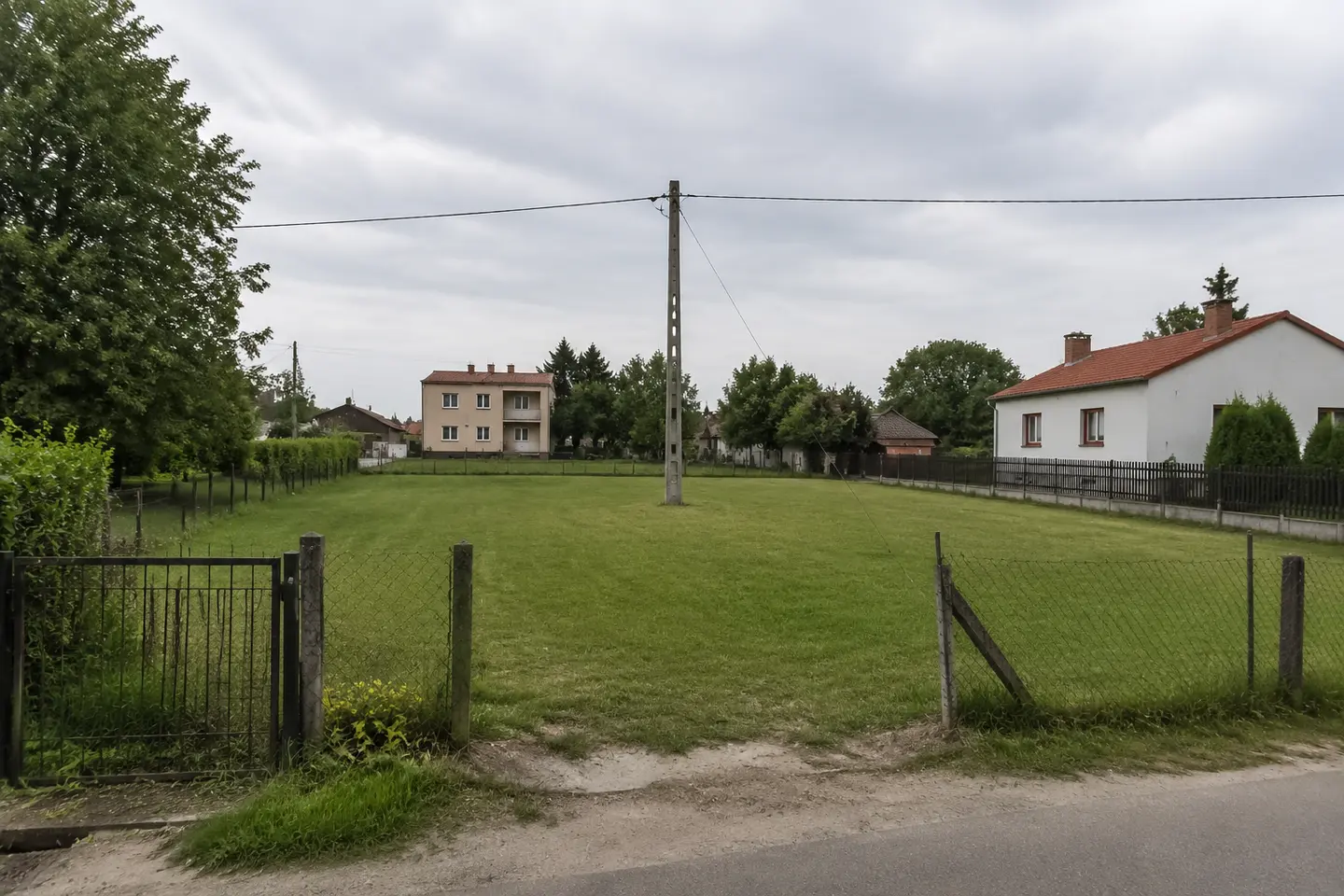 Linia energetyczna przez działkę może ograniczać sposób zagospodarowania nieruchomości