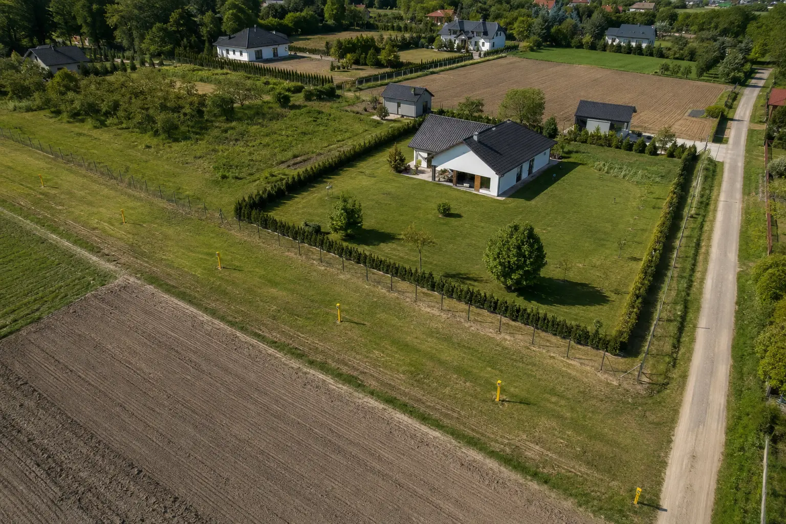 Przebieg gazociągu przez nieruchomość widoczny dzięki oznaczeniom terenowym