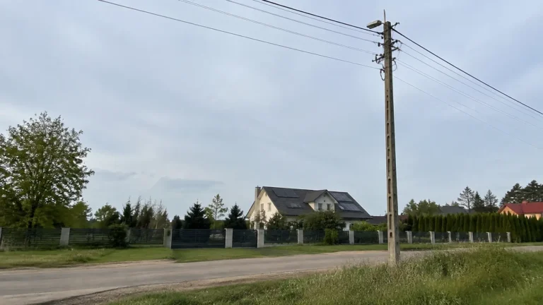 Słup energetyczny na działce - 7 rzeczy, które warto sprawdzić
