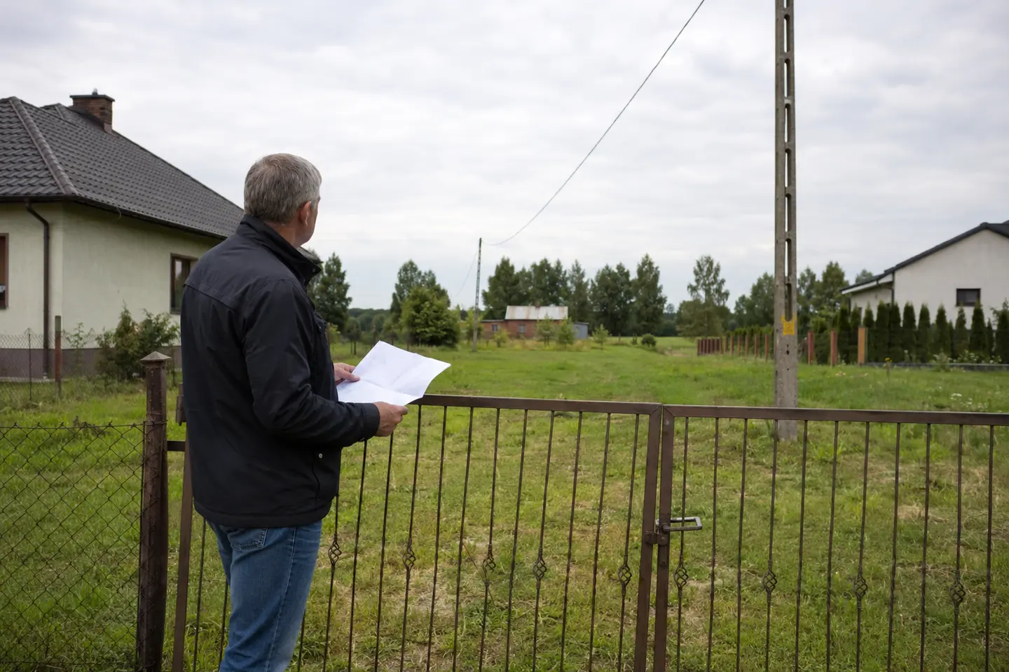 Właściciel porównuje dokumenty działki z przebiegiem urządzeń przesyłowych